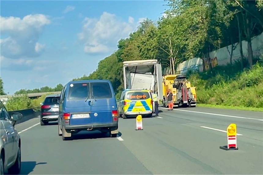 Umgekippter Lkw legte in Höhe Raststätte Lichtendorf die A1 lahm Ein umgestürzter Lkw sorgte für einen riesigen Stau auf der A1 in Richtung Unna.