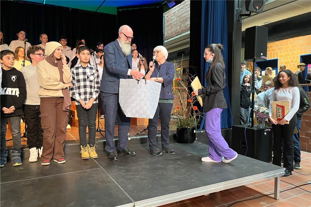 Taffe Sprüche und Träne: Violetta Kroll-Baues geht in den „Unruhestand“ Ein Umschlag aus jeder Klasse. Bei der Verabschiedung am 31. Januar übergab jede Klasse der scheidenden Schulleiterin Violetta Kroll-Baues mit Glückwünschen und Erinnerungen an die gemeinsame Zeit.