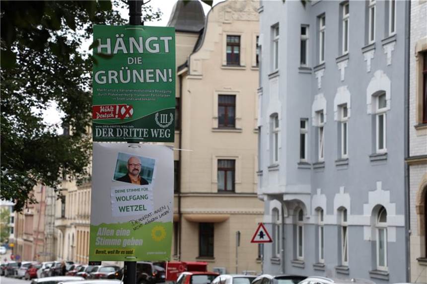 Verwaltungsrechtler: „Hängt die Grünen“-Plakate doppeldeutig Ein umstrittenes Wahlplakat der Splitterpartei "III Weg" hängt über einem Plakat der Grünen.