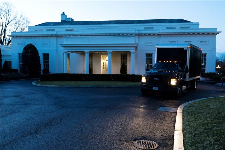Joe Biden zieht ins Weiße Haus: Das ist der Zeitplan der Amtseinführung Ein Umzugswagen fuhr am frühen Morgen vor dem weißen Haus vor.