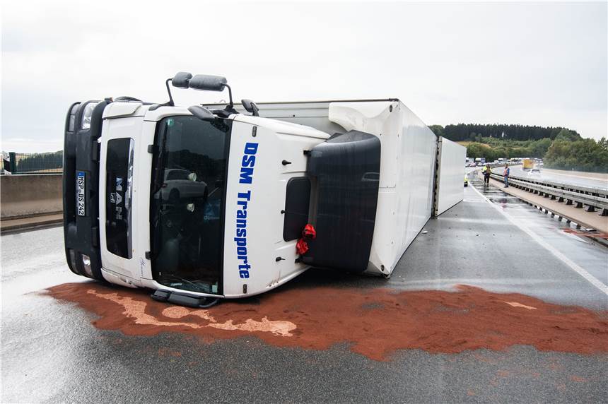 Fernverkehr der Bahn weiter gestört - LKW auf der A45 umgekippt - Brand in Hundehotel Ein unbeladener LKW kippte auf einer Talbrücke der Autobahn 45 um.