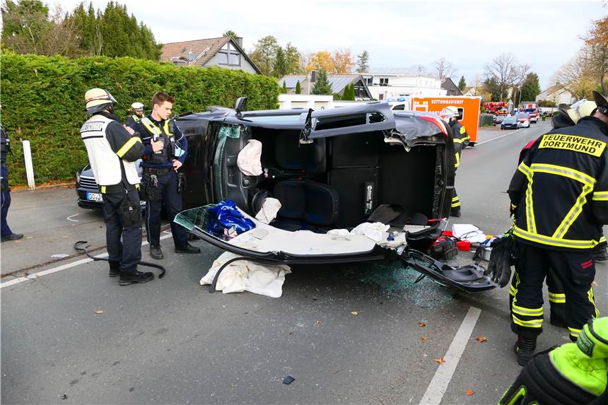 Schwerer Autounfall in Dortmund löst großen Feuerwehreinsatz aus Ein Unfall auf der Wittbräucker Straße in Dortmund löste am Samstagmorgen einen großen Feuerwehreinsatz aus.