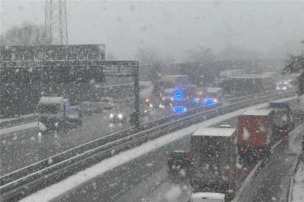 XXXXXXXXXX Ein Unfall ereignete sich auf der Autobahn A2 im Schneetreiben von Castrop-Rauxel am 9. Januar 2025.