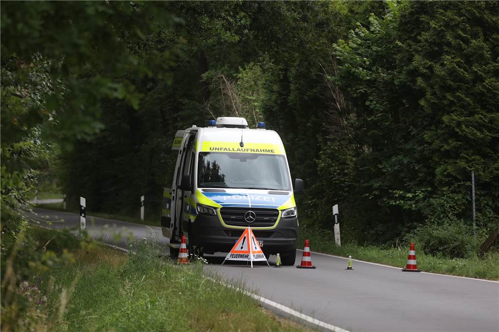 Wieder schwerer Unfall an Kreuzung in Vinnum: Kreis ergreift Maßnahmen Ein Unfallaufnahmeteam war vor Ort.