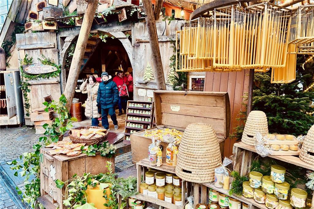 Seit 30 Jahren auf dem Weihnachtsmarkt: „Am Anfang bin ich gemobbt worden“ Der Stand des Imkers Ralf Schmidt aus Sölde ist seit 30 Jahren auf dem Dortmunder Weihnachtsmarkt zu finden. Diesmal trägt er die Nummer 601.