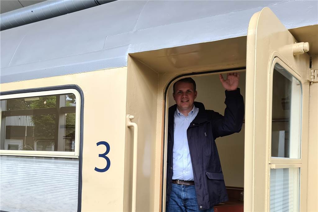 Tobias Stockhoff ganz privat über Alter, Umzug, Hausarbeit und Hochzeit Ein ungewöhnliches Geburtstagsgeschenk. Tobias Stockhoff durfte - oder musste - in einem Eisenbahnwaggon übernachten.