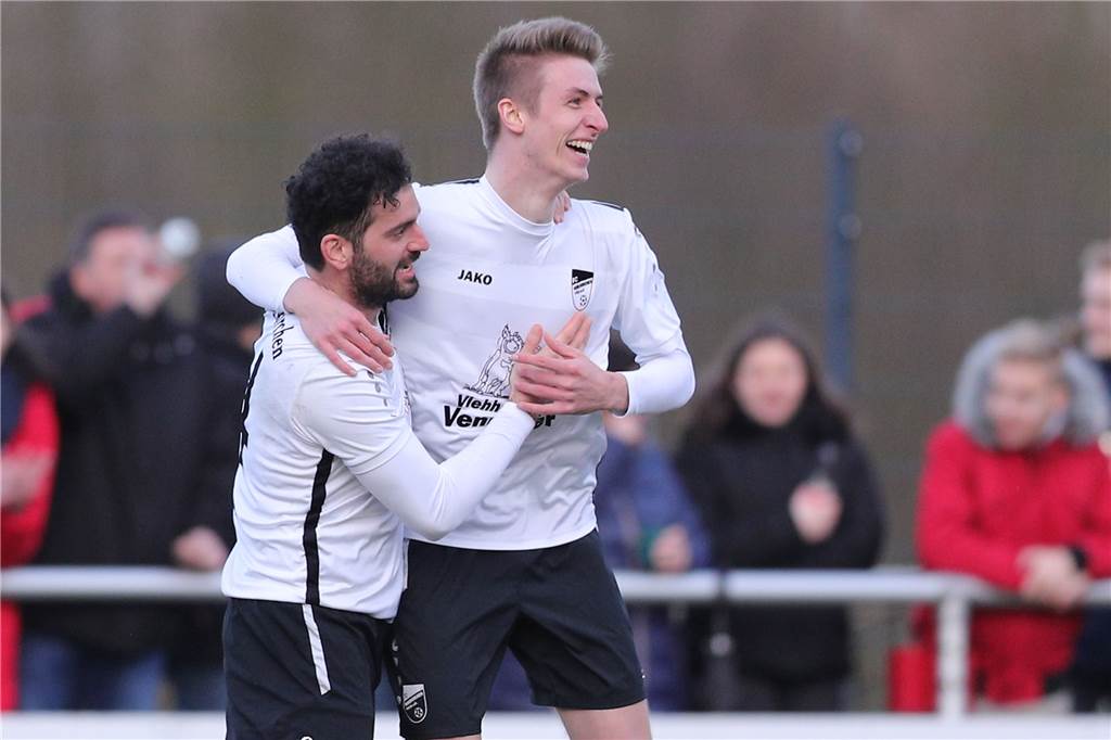 Ex-Herberner Simon Mors ist nach seinem Nordkirchen-Wechsel zufrieden - obwohl er nicht spielen kann Ein ungewohntes Bild: Nach seinem Wechsel spielte Simon Mors (r.) noch nicht so oft für den FC Nordkirchen.