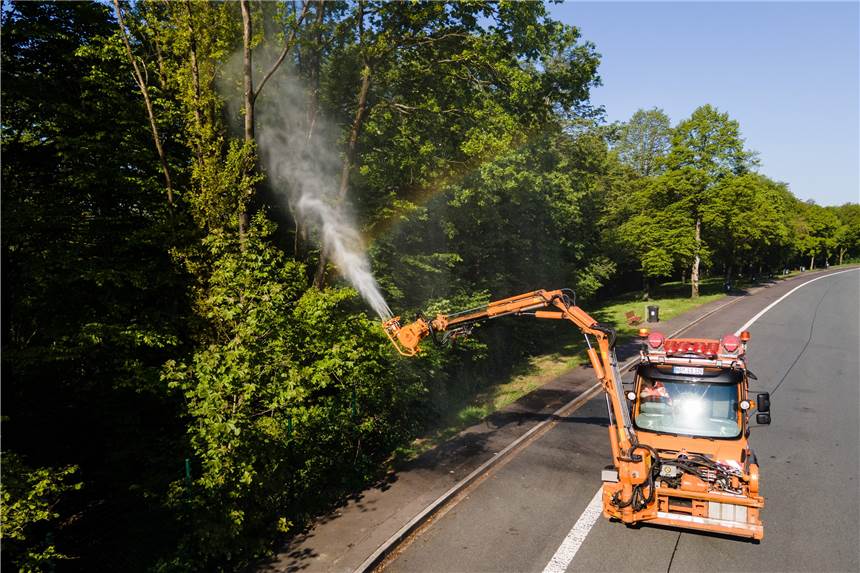 Eichenprozessionsspinner-Bekämpfung verursacht hohe Kosten Ein Unimog mit einer Sprühvorrichtung sprüht auf dem Autobahnparkplatz „In der Hubach“ an der Autobahn 45 ein Biozid auf Eichen.
