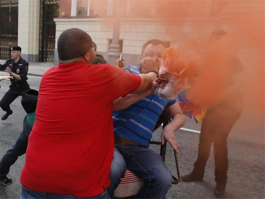 Homosexuellen-Aktivisten in Moskau festgenommen Ein unübersichtliches Handgemenge entstand. Foto: Sergei Ilnitsky