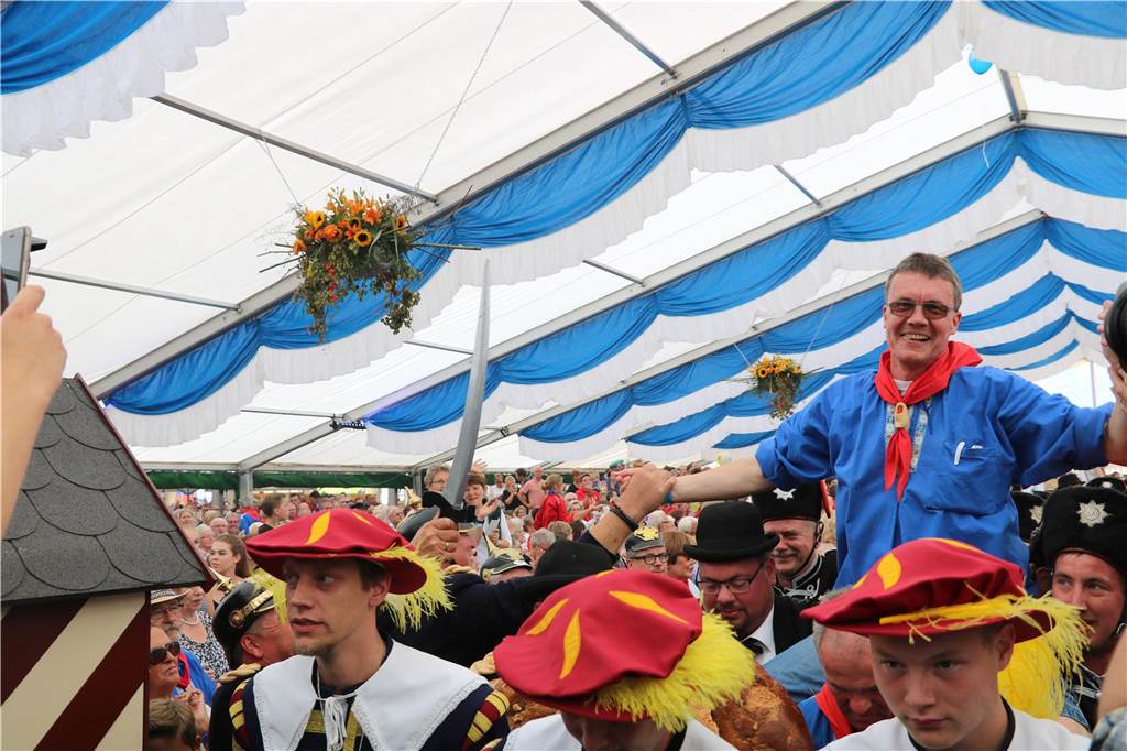 Nach sechs Jahren: Brezel-Thron will „in die Mitte zurückkehren“ Ein unvergesslicher Moment: Der neue Brezelkönig wird 2017 zur Proklamation in das Zelt getragen.