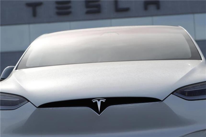 Tesla mit Rekordverlust Ein unverkauftes 2018 Modell X 100d bei einem Tesla-Händler im südlichen Denver-Vorort von Littleton. Foto: David Zalubowski/AP/Illustration