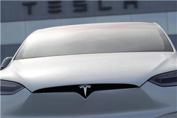Ein unverkauftes 2018 Modell X 100d bei einem Tesla-Händler im südlichen Denver-Vorort von Littleton. Foto: David Zalubowski/AP/Illustration