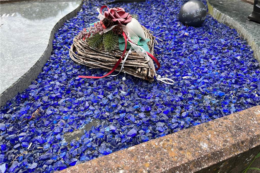 Sixtus-Friedhof: Gräber werden immer öfter mit Schotter zugeschüttet Blaue Steine auf einem Urnengrab