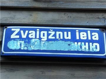 Ein ursprünglich zweisprachiges Straßenschild in Riga. Das Russische ist übermalt. Foto: Alexander Welscher