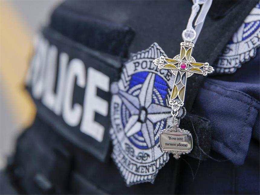 Situation in den USA bleibt nach Protesten angespannt Ein US-Polizist trägt ein Kreuz. In den vergangenen Tagen kam es immer wieder zu Angriffen auf US-Polizisten. Foto: Erik S. Lesser