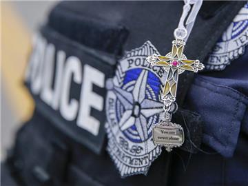 Ein US-Polizist trägt ein Kreuz. In den vergangenen Tagen kam es immer wieder zu Angriffen auf US-Polizisten. Foto: Erik S. Lesser