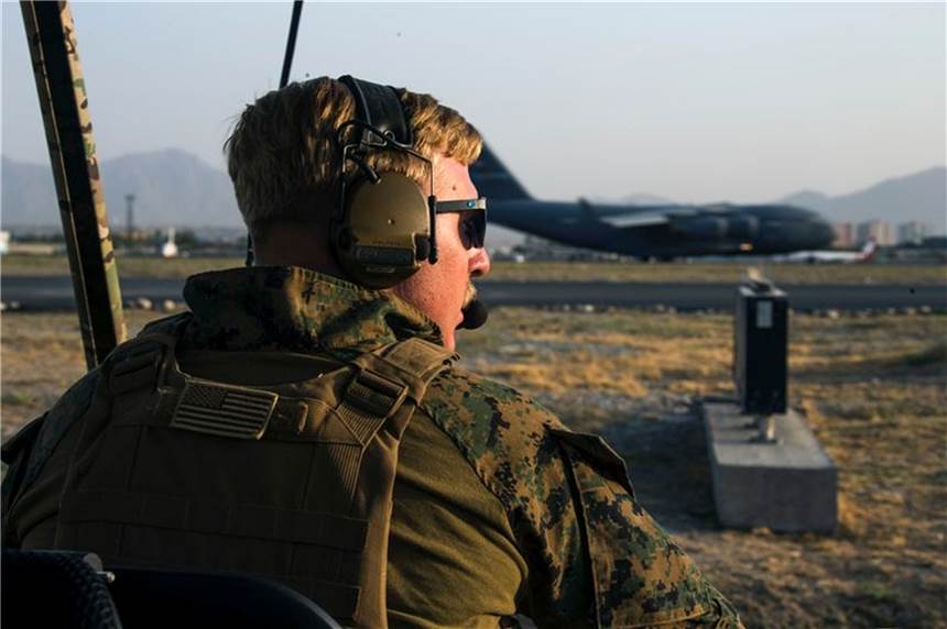Taliban lehnen Verlängerung der Evakuierungsmission ab Ein US-Soldat auf dem Gelände des Kabuler Flughafens.
