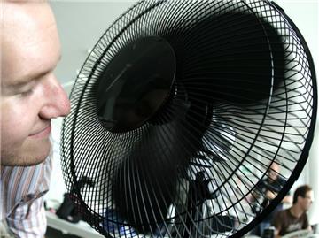 Ein Ventilator kann gegen die Hitze helfen. Ein Recht auf «Hitzefrei» haben Arbeitnehmer jedoch nicht. (Bild: dpa)