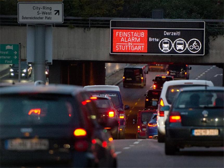 Greenpeace fordert: Ab 2025 keine neuen Verbrennungsmotoren Ein Verbund aus öffentlichen Verkehrsmitteln, Carsharing, Rad- und Fußverkehr soll so attraktiv gestaltet werden, dass ein großer Teil der Menschen auf den Besitz privater Pkw verzichtet. Foto: Bernd Weissbrod