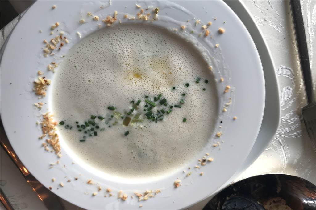 Im Schlossrestaurant Nordkirchen gibt es Kunst, Köstlichkeiten und kleine Korrekturen Ein Vergnügen: lockerleichte Spargelsuppe
