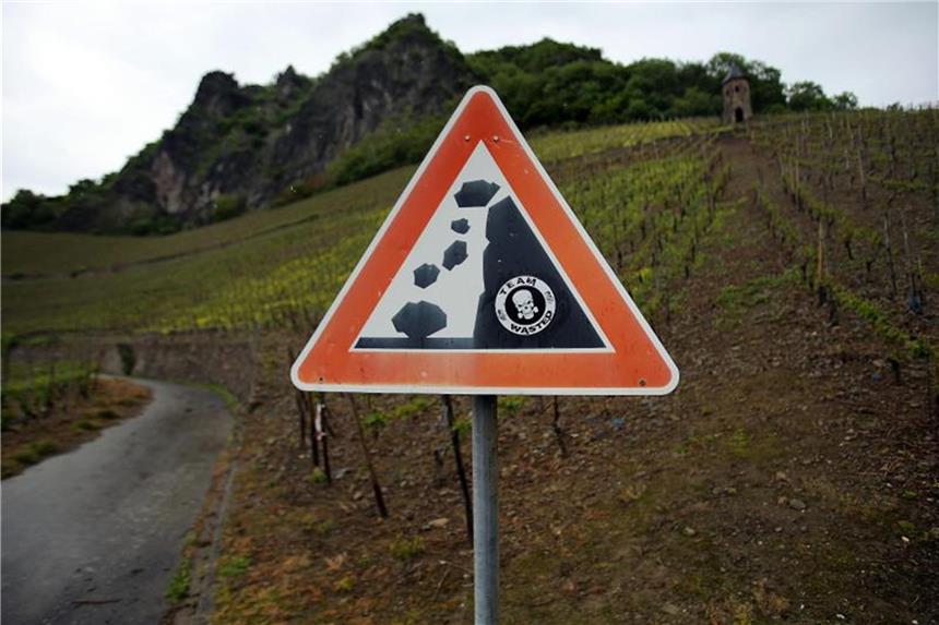 Längere Arbeiten: Eselsweg wohl bis 2019 gesperrt Ein Verkehrsschild steht vor einem Weinberg. Foto: Oliver Berg/Archiv