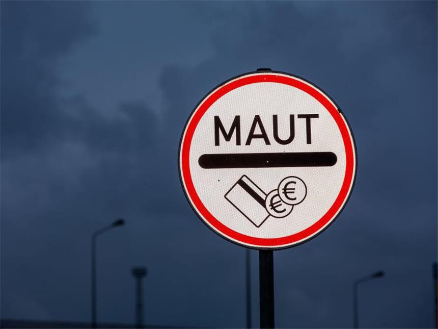 Opposition hofft weiterhin auf Stopp der PKW-Maut Ein Verkehrsschild zur Mautpflicht vor dunklen Regenwolken. Foto: Jens Büttner