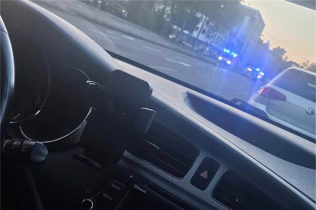 Auto kollidiert mit Ampel: War das der Grund für die Staus am Mittwoch? Ein Verkehrsunfall am Dienstagabend auf der B235 in Habinghorst führte den ganzen Mittwoch über zu Verkehrsbehinderungen in Castrop-Rauxel. Die Ampel dort fällt seither aus. Diese Aufnahme schickte uns ein Augenzeuge von der Unfallstelle gegen 20.50 Uhr.