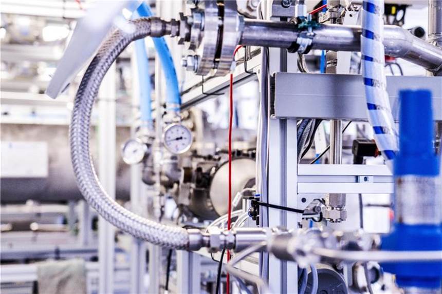 Zahnrad neu erfunden, Flüssigspeicher für Wasserstoff Ein Versuchsaufbau der LOHC-Technologie, die eine einfache und effiziente Möglichkeit der Speicherung und des Transports von Wasserstoff ermöglicht. Foto: Ansgar Pudenz/Deutscher Zukunftspreis
