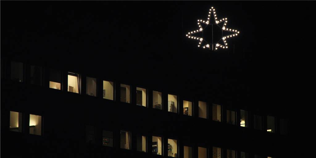 Weihnachtsstern auf St. Marien Hospital Lünen: Dieser Advent wird anders Ein vertrautes Bild: Der fünf Meter hohe Weihnachtsstern auf dem Dach des St.-Marien-Hospitals.