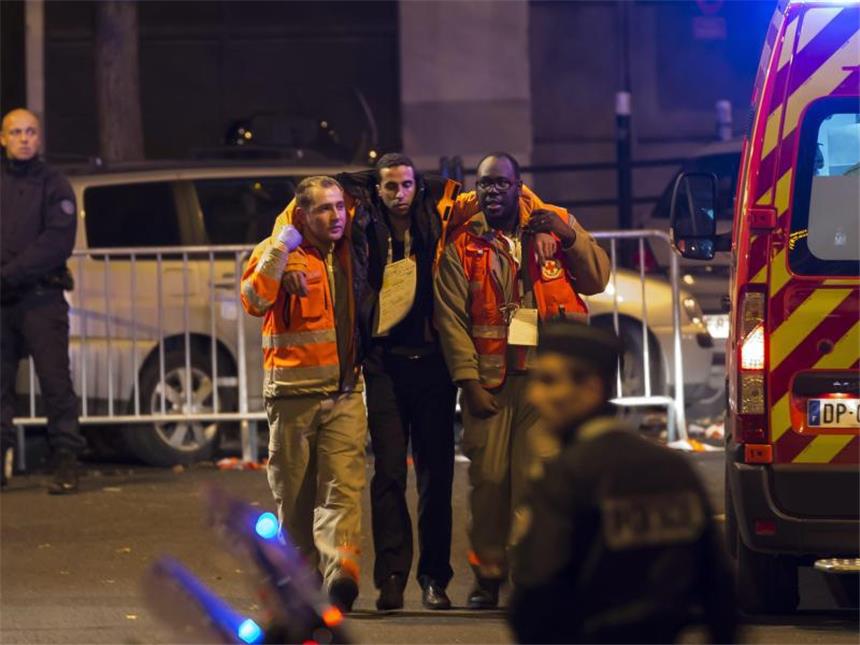 Frankreich steht unter Schock Ein verwundeter Mann wird von Hilfskräften versorgt. Foto: Ian Langsdon