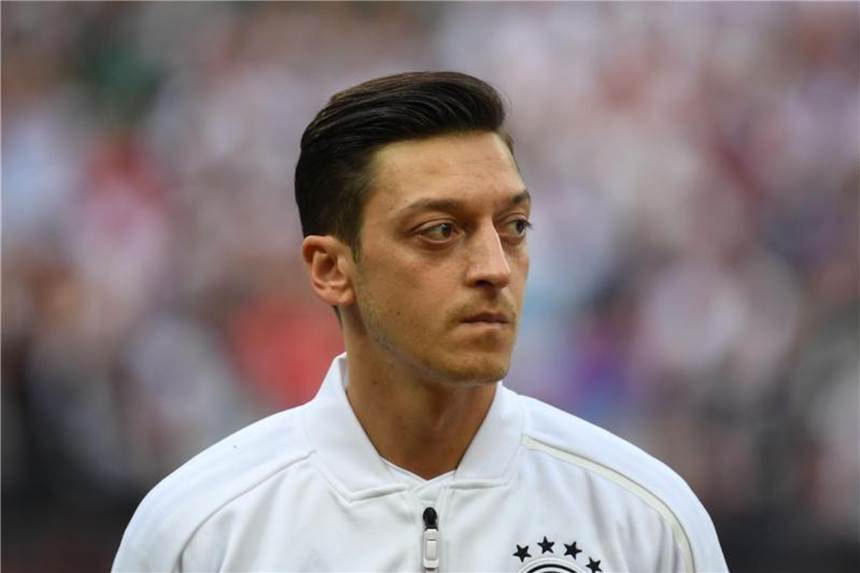 Vodafone stoppt Werbe-Video mit Mesut Özil Ein Vodafone-Sprecher bestätigte, dass der Telekommunikations-Konzern ein Werbe-Video mit Mesut Özil stoppte. Foto: Federico Cambarini