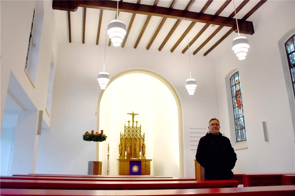 Christuskirche erstrahlt in neuem Licht – Gartenpark verzögert sich Ein völlig neuen Eindruck vermittelt der Innenraum der renovierten Christuskirche. Durch neue Lampen, die überarbeiteten Fenster und einen frischen Anstrich ist der Raum viel heller geworden – allerdings schallt es im Moment noch ziemlich. Daran wird noch gearbeitet.