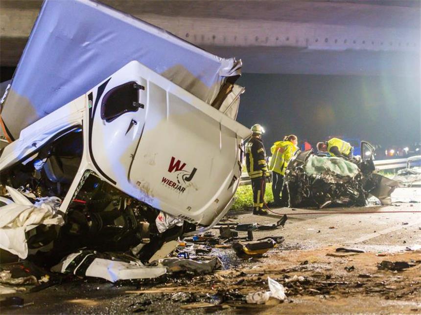 Zeugen schildern tödlichen Geisterfahrer-Unfall anders Ein völlig zerfetzter LKW liegt nach dem schweren Geisterfahrerunfall am Autobahndreieck Rüsselsheim auf der Fahrbahn. Foto: Sebastian Stenzel/iesbaden112.de