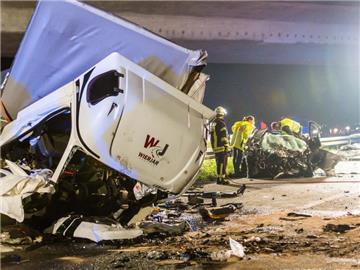 Ein völlig zerfetzter LKW liegt nach dem schweren Geisterfahrerunfall am Autobahndreieck Rüsselsheim auf der Fahrbahn. Foto: Sebastian Stenzel/iesbaden112.de