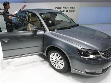Ein Volkswagen Passat Lingyu auf der Automesse in Shangahi. Seit einem Jahr plagt sich Volkswagen in China mit Getriebeproblemen an seinen Autos herum. Foto: Oliver Weiken
