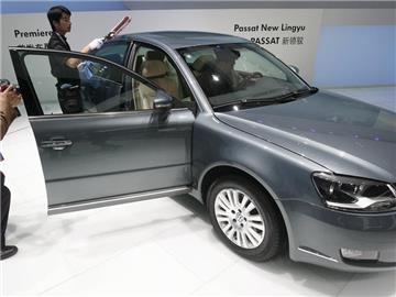 Ein Volkswagen Passat Lingyu wird 2009 auf der Automesse in Shangahi vorgestellt. Foto: Liver Weiken