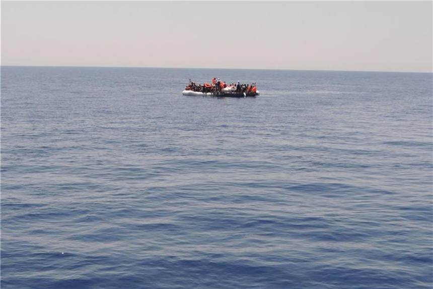 Ein vollbesetztes Schlauchboot mit Flüchtlingen auf dem Mittelmeer. Erneut hat es vor Libyen ein Unglück mit vielen Toten gegeben. Foto: Lena Klimkeit/Archiv