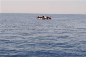 Ein vollbesetztes Schlauchboot mit Flüchtlingen auf dem Mittelmeer. Erneut hat es vor Libyen ein Unglück mit vielen Toten gegeben. Foto: Lena Klimkeit/Archiv