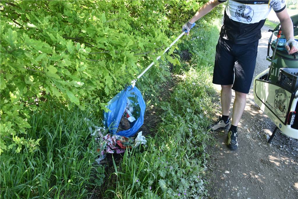 Christian Arndt sammelt mit dem „Rubbish Bike“ Müll in und um Dorsten Ein voller Müllsack am Wegesrand: Hier hat jemand seinen Abfall entsorgt.