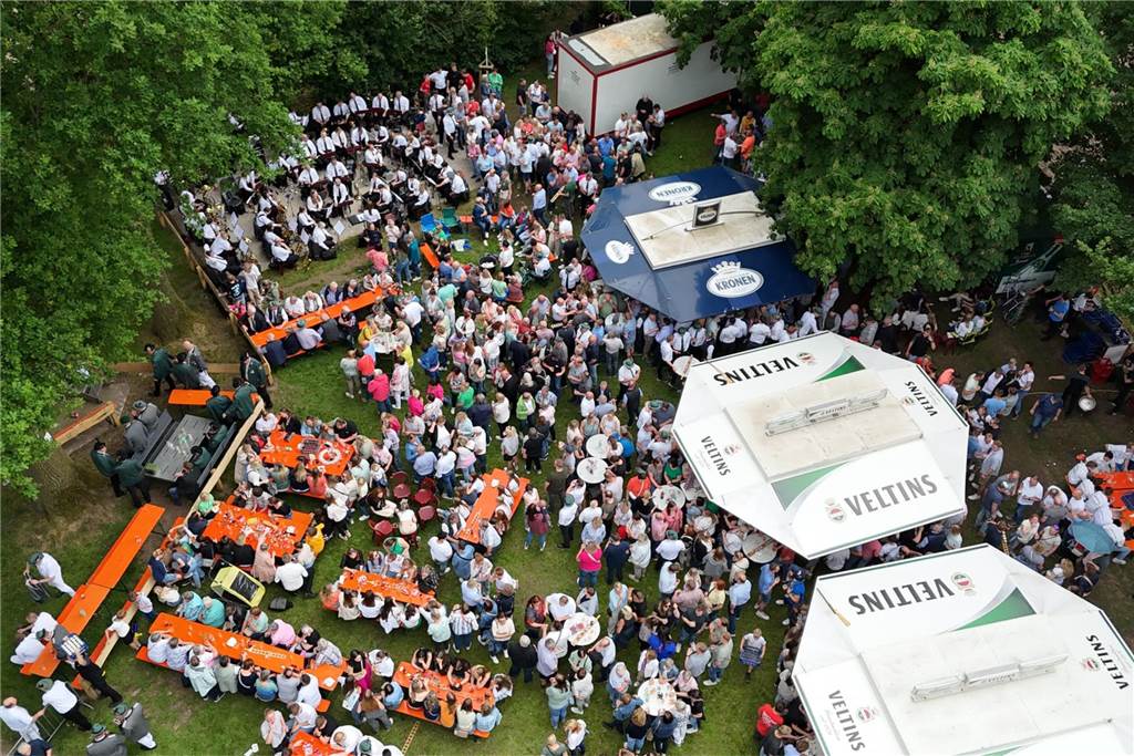 König Frank Hüntler und Königin Karin Horst regieren in Graes Ein voller Schützenplatz beim Vogelschießen des Allgemeinen Schützenvereins Graes.