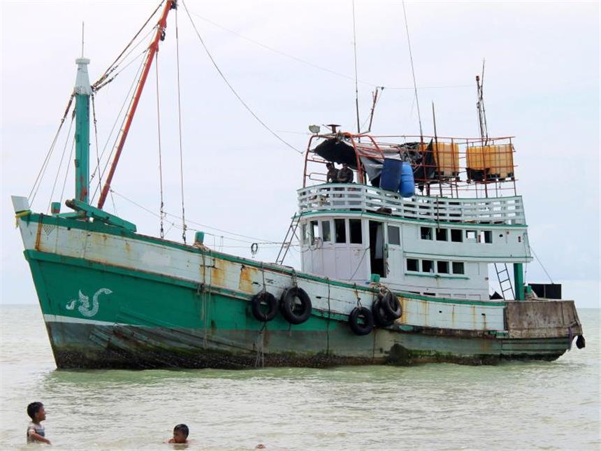 Schiffbrüchige Rohingya-Flüchtlinge dürfen an Land Ein von Bootsflüchtlingen aus Myanmar genutztes Fischerboot vor Indonesien. Foto: str