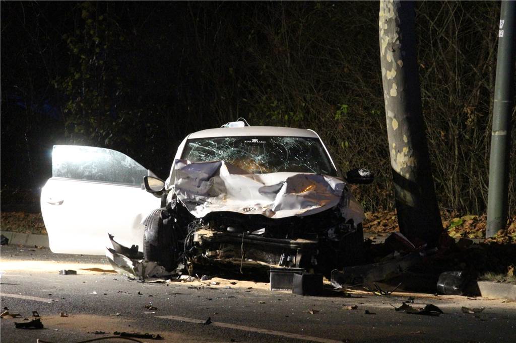 Tödlicher Verkehrsunfall auf der Fritz-Husemann-Straße in Bergkamen Ein VW stieß mit einem Ford zusammen.