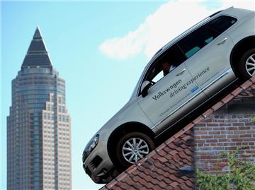 Ein VW Touareg auf der Internationalen Automobil-Ausstellung (IAA) in Frankfurt am Main in Sichtweite des Messeturms. Der neue Geländewagen für den US-Markt soll technisch simpler und dadurch billiger. 