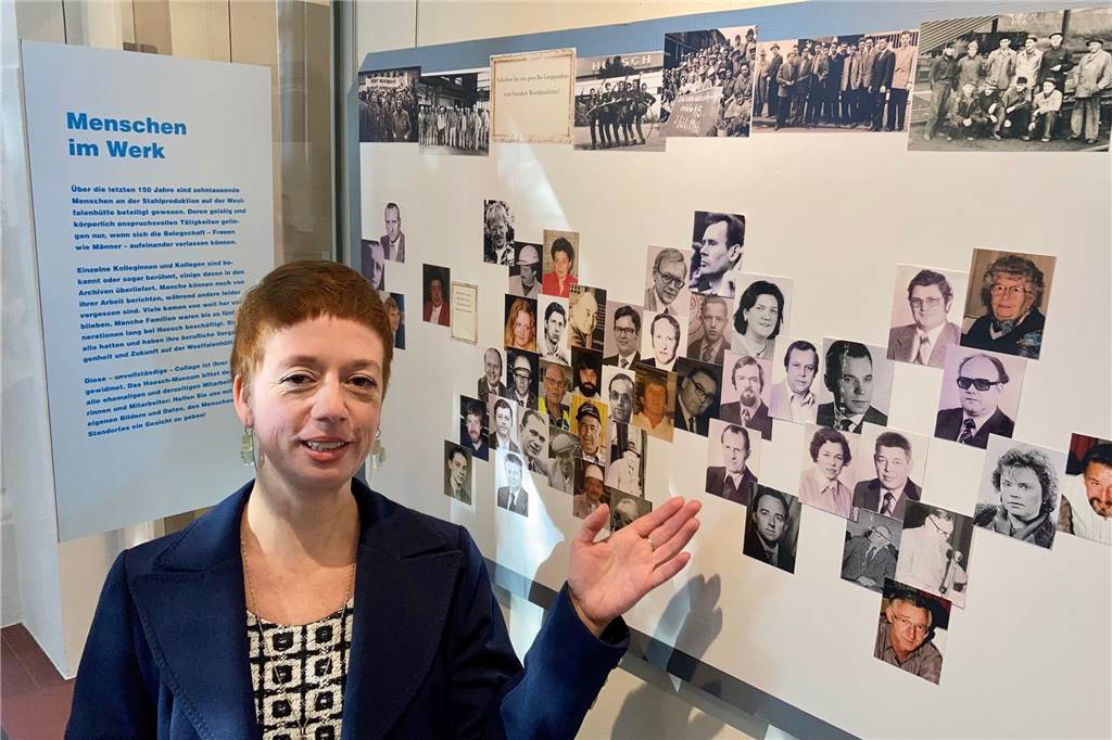 Ein wachsendes Ausstellungsobjekt ist die Wand mit Porträts ehemaliger Hoeschianerinnen und Hoeschianern, die Museumsleiterin Isolde Parussel weiter füllen will.