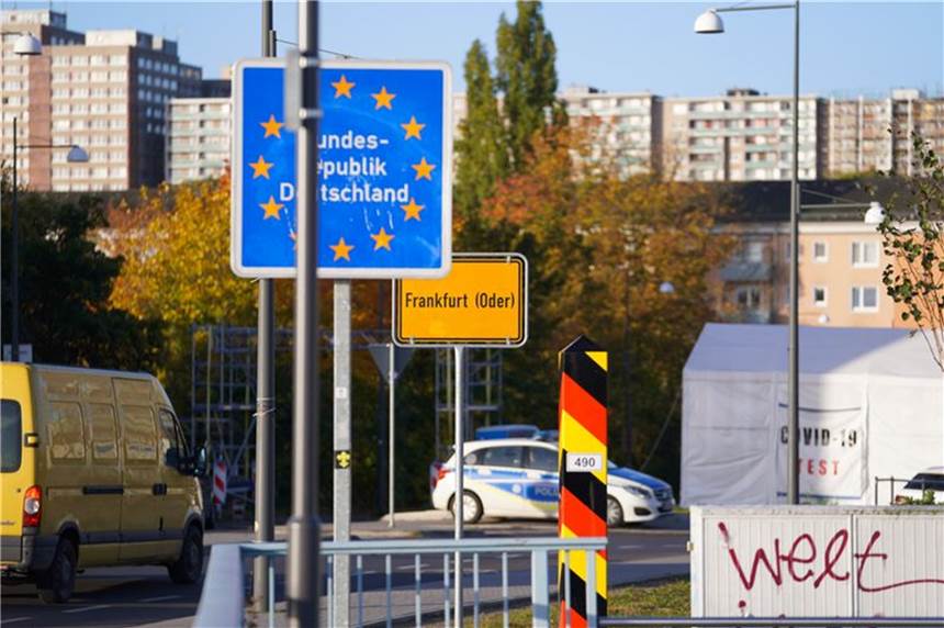 Seehofer: Werden Grenzraum zu Polen engmaschig kontrollieren Ein Wagen der Bundespolizei steht an der deutsch-polnischen Grenze in Frankfurt (Oder).