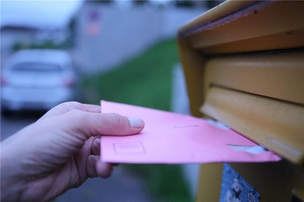 Wahl-Debakel im halben Kreis RE: Städte vergaßen wichtige Info zur Europawahl Ein Wahlbrief für das Europaparlament wird eingeworfen. In diesen Wochen können die Wahlberechtigten schon per Briefwahl ihre Stimme abgeben. Am Sonntag ist Wahltag.
