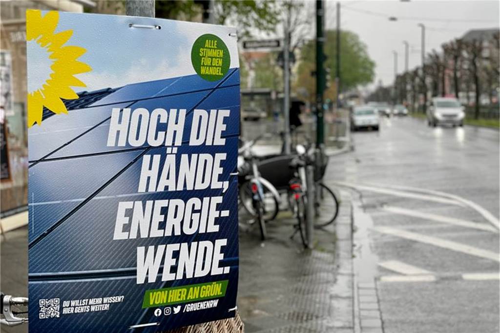 NRW-Grüne klauen „Hoch-die-Hände“-Slogan für Landtagswahl – Wie reagiert der Sänger? Ein Wahlplakat der Grünen mit dem Slogan «Hoch die Hände, Energiewende» hängt an einer Straße in Düsseldorf.