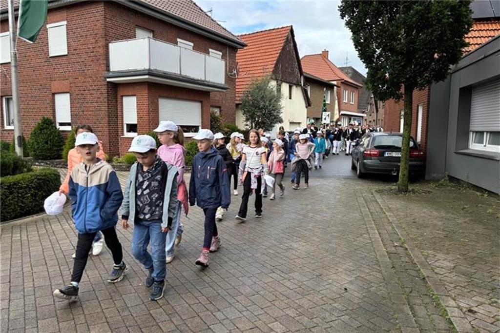 Ein wahrer Schießkrimi war das erst Gemeinde-Kaiserschießen der vier Schützenvereine aus Südlohn und Oeding. Nach knapp drei Stunden und mit dem 305. Schuss konnte sich dann aber Ludger Deelmann die Kaiserwürde und -kette holen. Fünf Jahre darf das Mitglied des Allgemeinen Bauernschützenvereins Oeding-Nichtern die Kaiserkette tragen. Dann ist das nächste Gemeinde-Kaiserschießen. Der St.-Vitus-Schützenverein wird es dann veranstalten