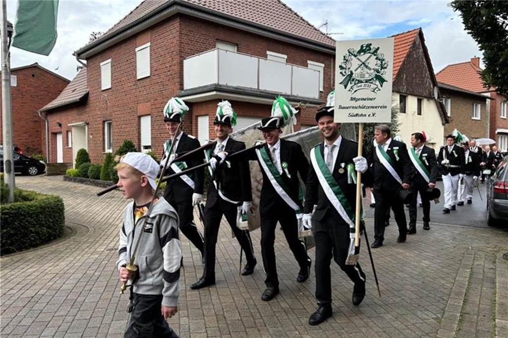 Ein wahrer Schießkrimi war das erst Gemeinde-Kaiserschießen der vier Schützenvereine aus Südlohn und Oeding. Nach knapp drei Stunden und mit dem 305. Schuss konnte sich dann aber Ludger Deelmann die Kaiserwürde und -kette holen. Fünf Jahre darf das Mitglied des Allgemeinen Bauernschützenvereins Oeding-Nichtern die Kaiserkette tragen. Dann ist das nächste Gemeinde-Kaiserschießen. Der St.-Vitus-Schützenverein wird es dann veranstalten