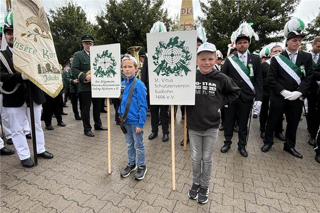 Ein wahrer Schießkrimi war das erst Gemeinde-Kaiserschießen der vier Schützenvereine aus Südlohn und Oeding. Nach knapp drei Stunden und mit dem 305. Schuss konnte sich dann aber Ludger Deelmann die Kaiserwürde und -kette holen. Fünf Jahre darf das Mitglied des Allgemeinen Bauernschützenvereins Oeding-Nichtern die Kaiserkette tragen. Dann ist das nächste Gemeinde-Kaiserschießen. Der St.-Vitus-Schützenverein wird es dann veranstalten